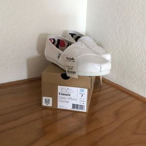 Tom’s slip on white canvas